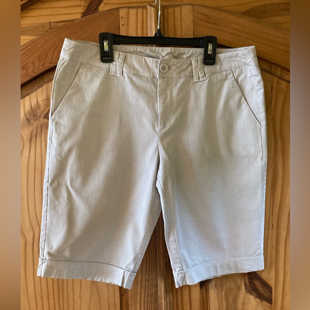 Women's GEF France Silveta Amplia gray white pinstriped Bermuda shorts size 10